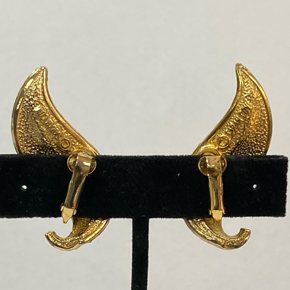 SARAH COVENTRY CLIP- ON EARRINGS IN GOLD. - Picture 4 of 8